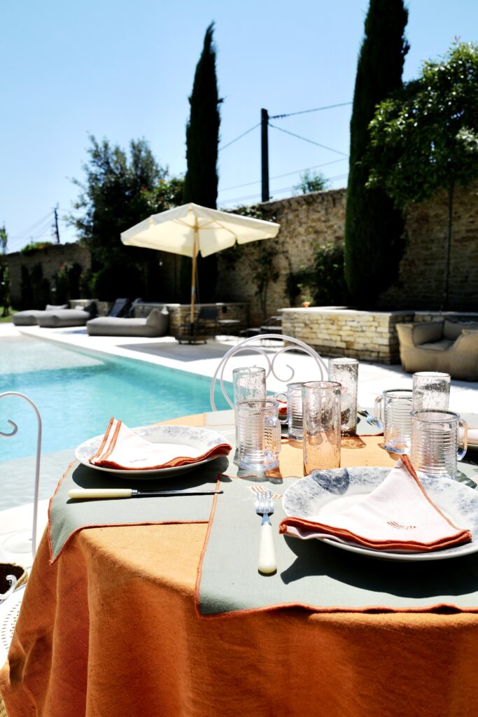 piscine repas au bord de l'eau